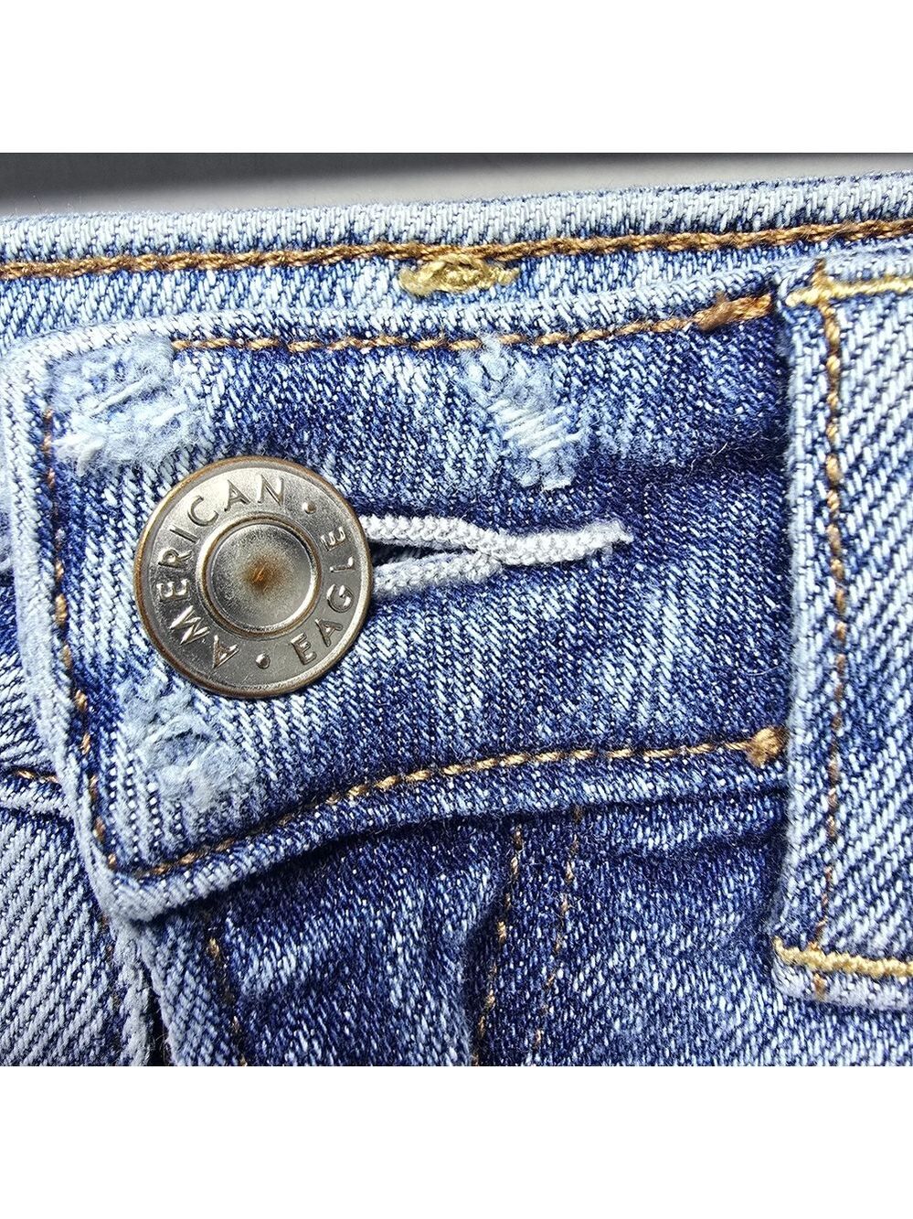 American Eagle Outfitters Light Blue Relaxed Jeans - Picture 4 of 16